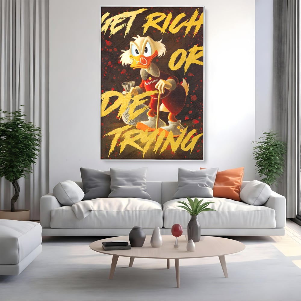 Tablou canvas cu tablou canvas cu scrooge mcduck, in rama de aluminiu argintiu, pe perete intr-un living